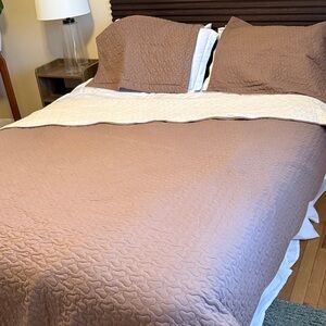 Elegant Tan Quilted Bedding Set